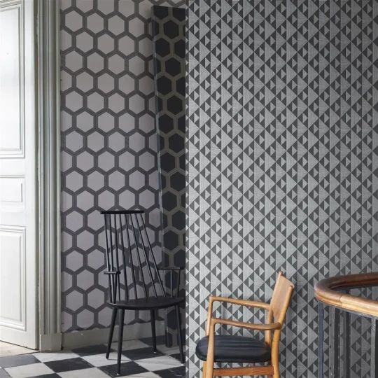 Designers Guild PDG1065/01 Zardozi Kappazuri Graphite - tapeta z motywem trójkątów, kwadratów i linii