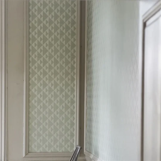 Designers Guild PDG1065/06 Zardozi Kappazuri Eau De Nil - tapeta z motywem trójkątów, kwadratów i linii