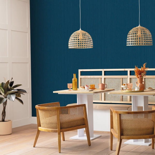 Caselio 100516066 Beauty Full Image Scarlett Uni Metallise Bleu canard or - tapeta z motywem pionowych kresek