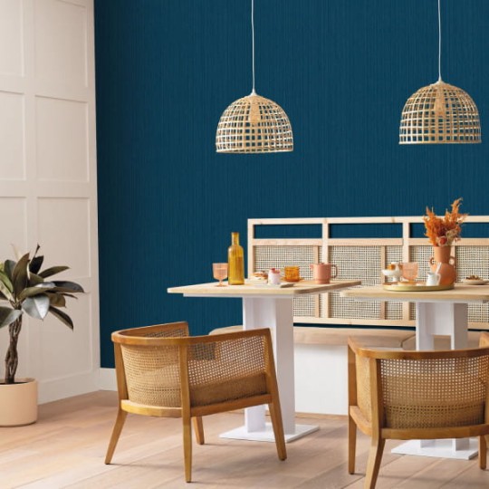 Caselio 100516066 Beauty Full Image Scarlett Uni Metallise Bleu canard or - tapeta z motywem pionowych kresek