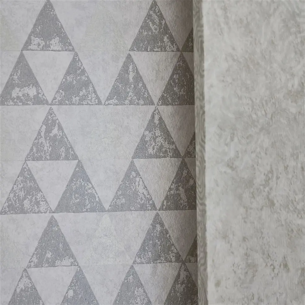 Designers Guild PDG1091/03 Foscari Fresco Dorsoduro Silver - tapeta z motywem trójkątów