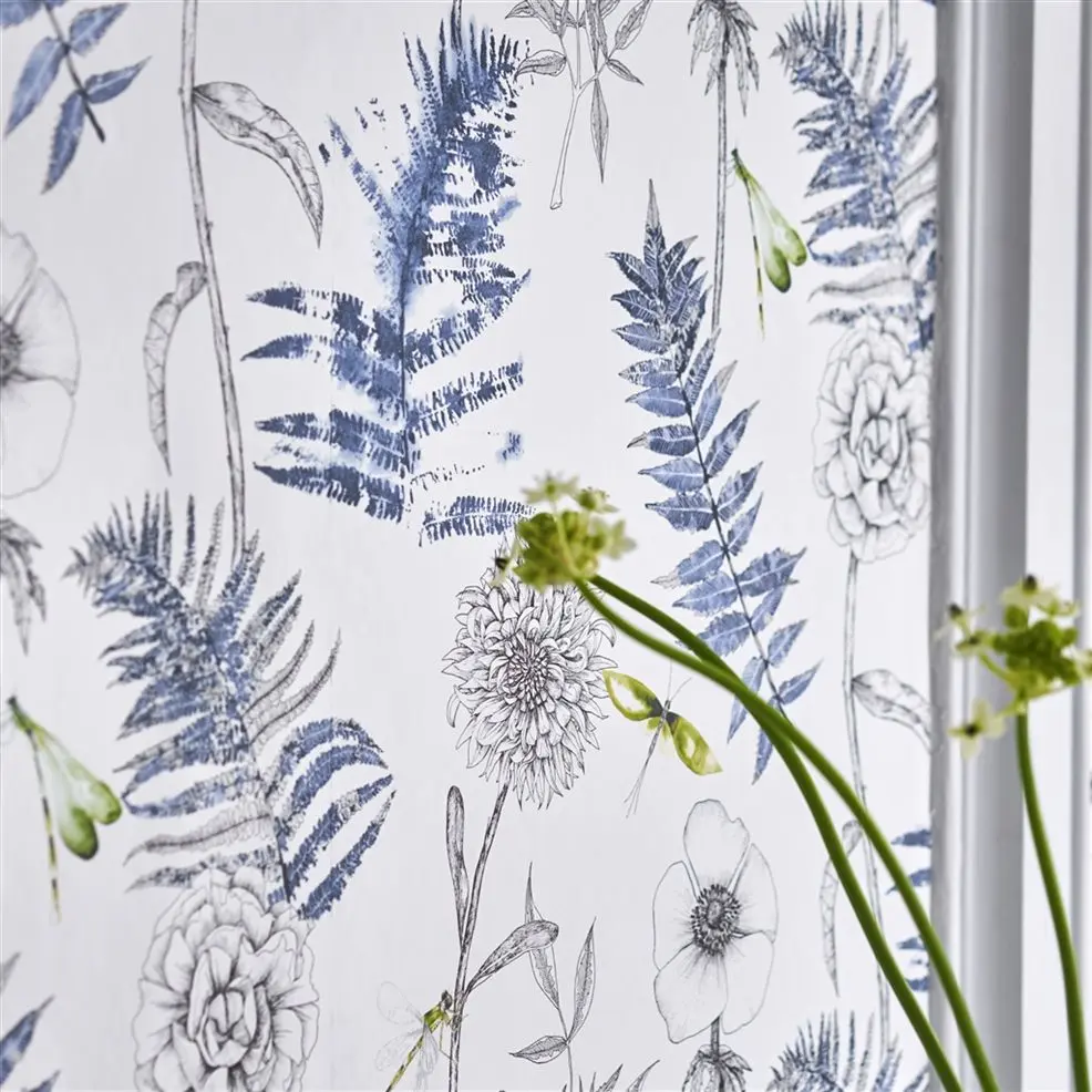 Designers Guild PDG1022/01 Majolica ACANTHUS INDIGO - tapeta z motywem kwiatów i ważek