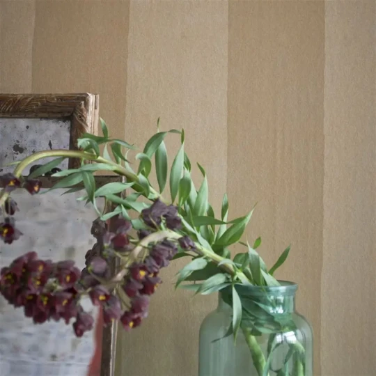 Designers Guild PDG720/10 Parchment Stripe Stell - tapeta z motywem ściany z betonu