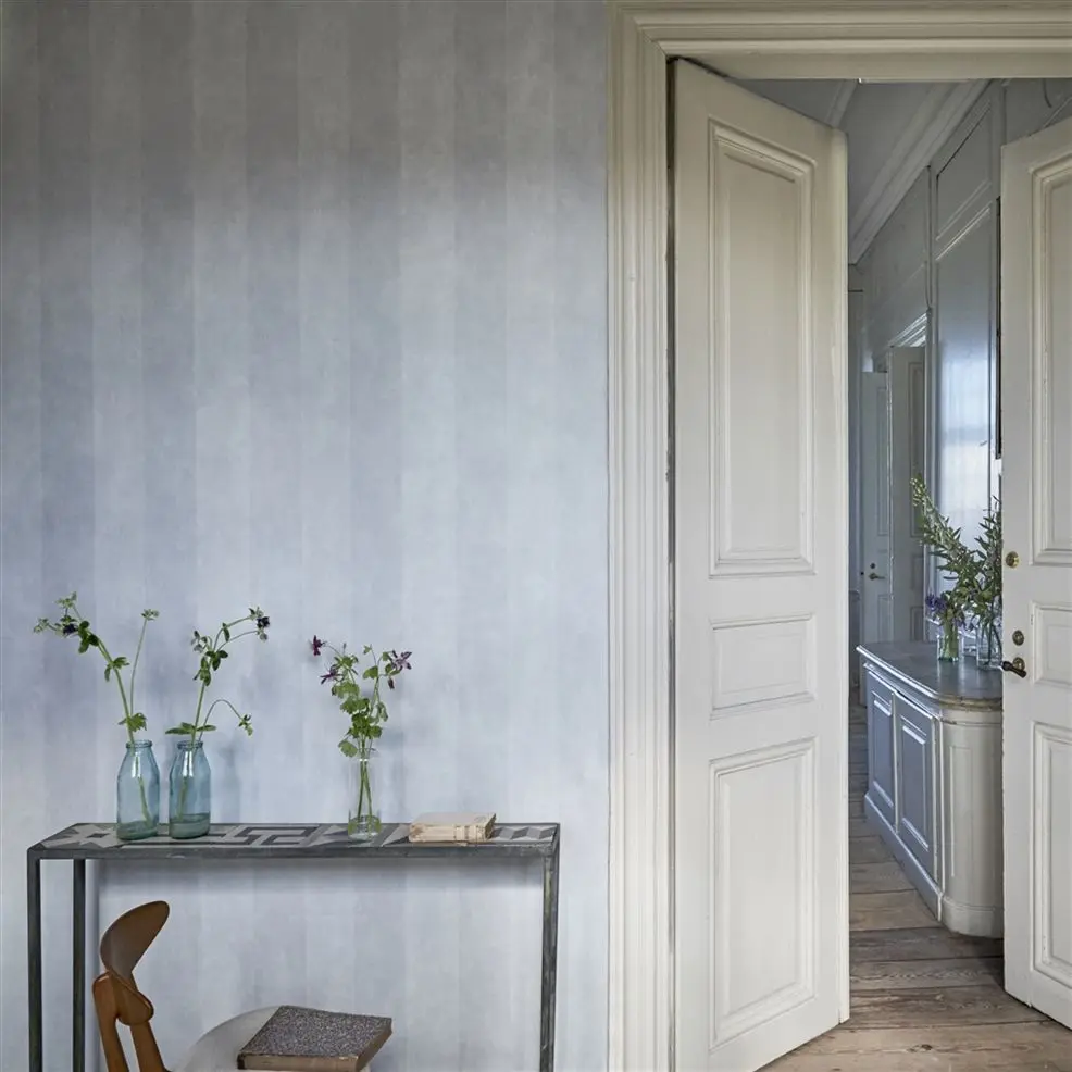 Designers Guild PDG720/24 Parchment Stripe NOTTING HILL SLATE - tapeta z motywem ściany z betonu
