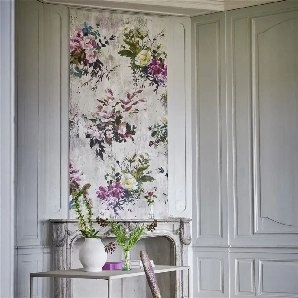 Designers Guild PDG717/02 Scenes and Murals AUBRIET - AMETHYST - mural z motywem postarzałej ściany i kwiatów