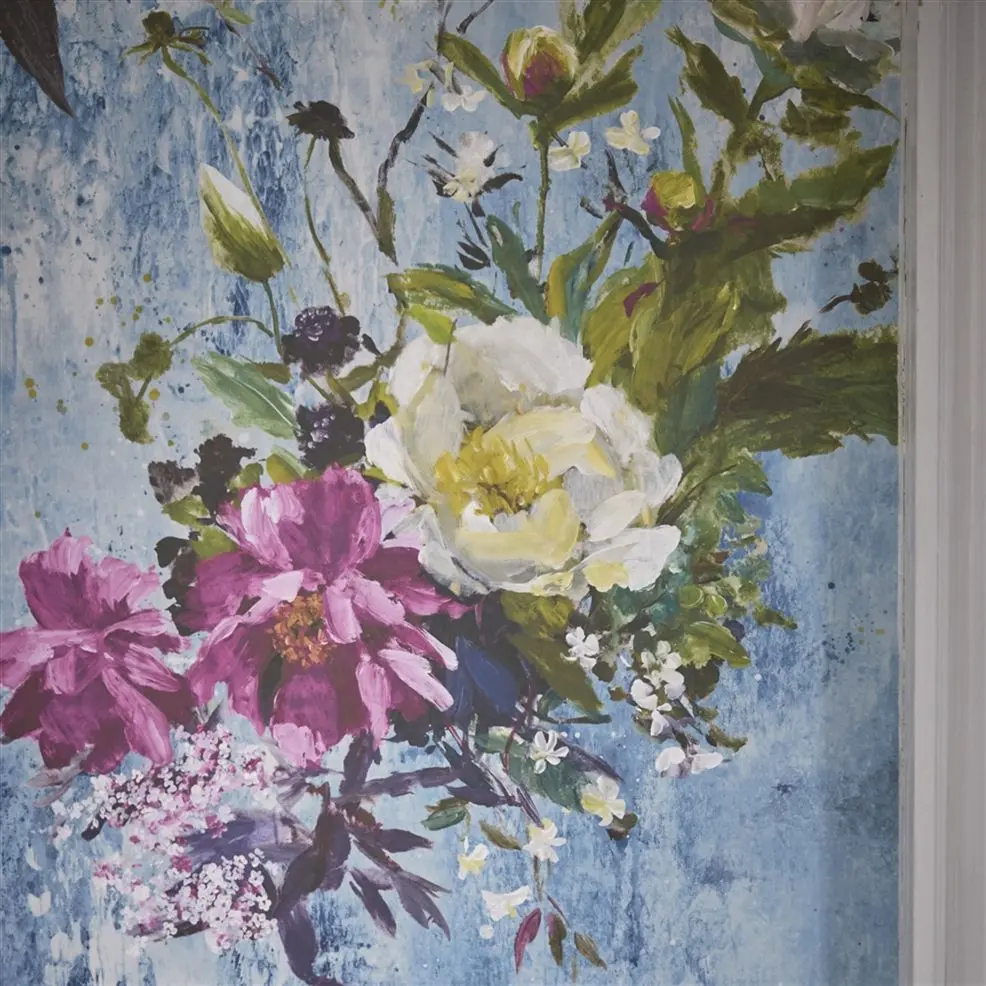 Designers Guild PDG717/03 Scenes and Murals AUBRIET - SLATE BLUE - mural z motywem postarzałej ściany i kwiatów