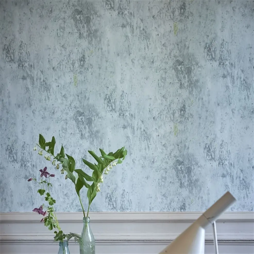 Designers Guild PDG716/01 Jardin Des Plantes Plain  & Textured II MICHAUX - ALABASTER - tapeta z motywem postarzanej ściany z betonu