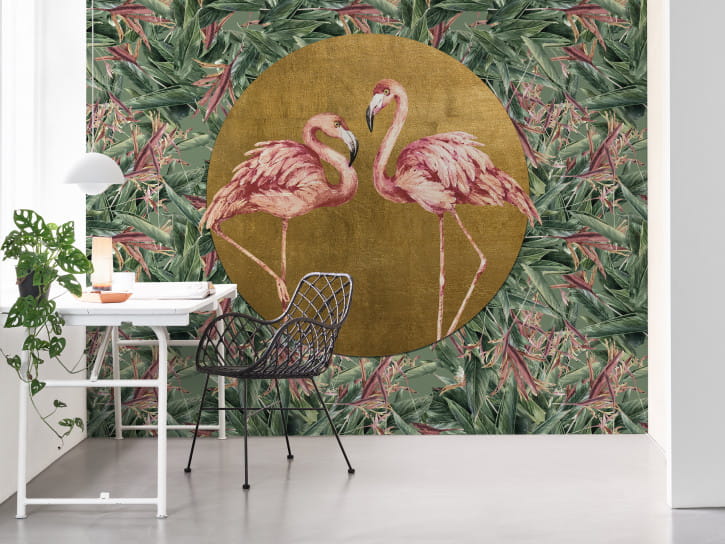 BN 200386 Mijke Konijn Meeting Flamingos - mural z motywem tropikalnych liści i flamingów