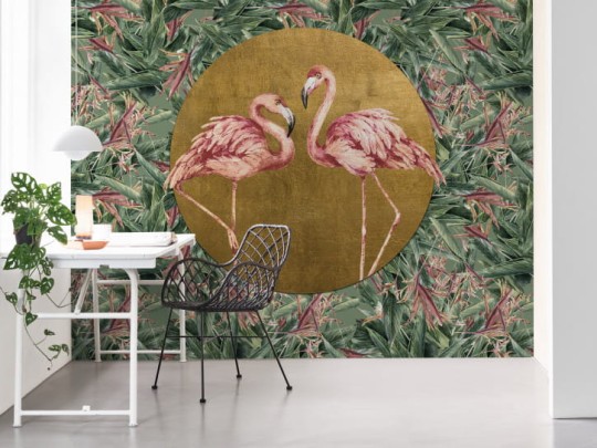 BN 200386 Mijke Konijn Meeting Flamingos - mural z motywem tropikalnych liści i flamingów