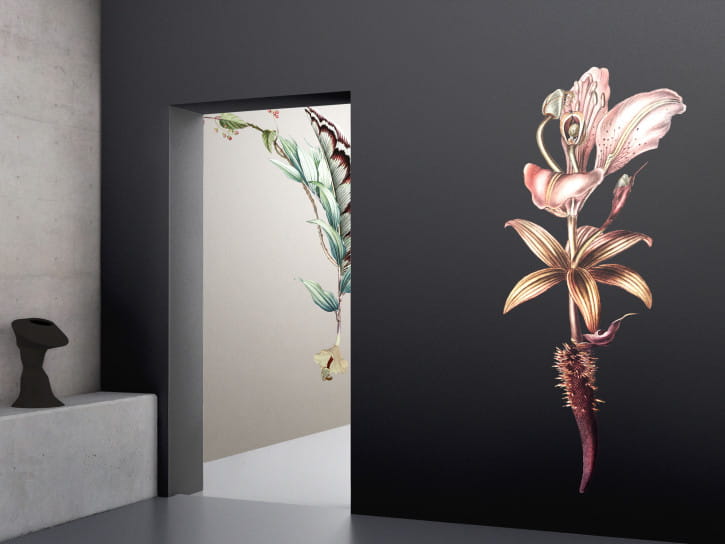 BN 300372 Rive Roshan Lili-Dendron Dark - mural z motywem kwiatów i liści na jednolitym tle