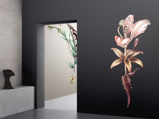 BN 300372 Rive Roshan Lili-Dendron Dark - mural z motywem kwiatów i liści na jednolitym tle