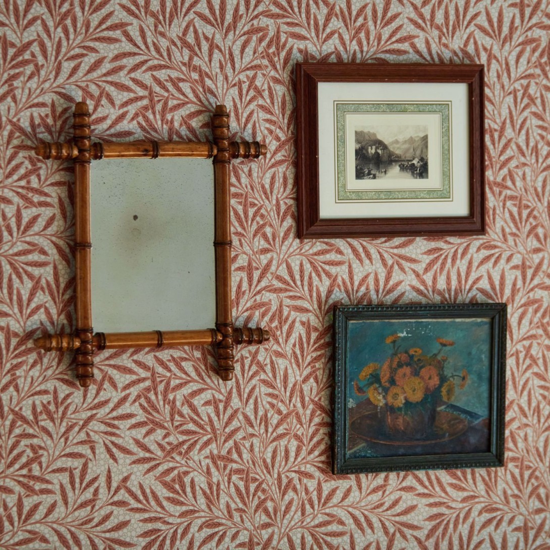 Morris & Co 217186 Emery Walker’s House Emery’s Willow Chrysanthemum Pink - tapeta w liście wierzby