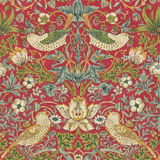 Morris & Co 216848 Compilation Strawberry Thief Crimson/Slate - tapeta z ptakami i truskawkami