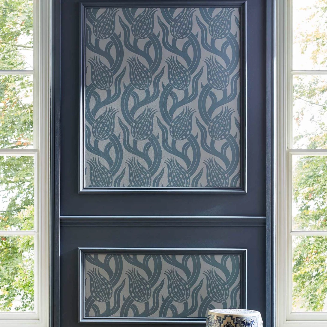 Zoffany 312997 Kensington Walk Persian Tulip Blue Stone - tapeta w kwiaty tulipana