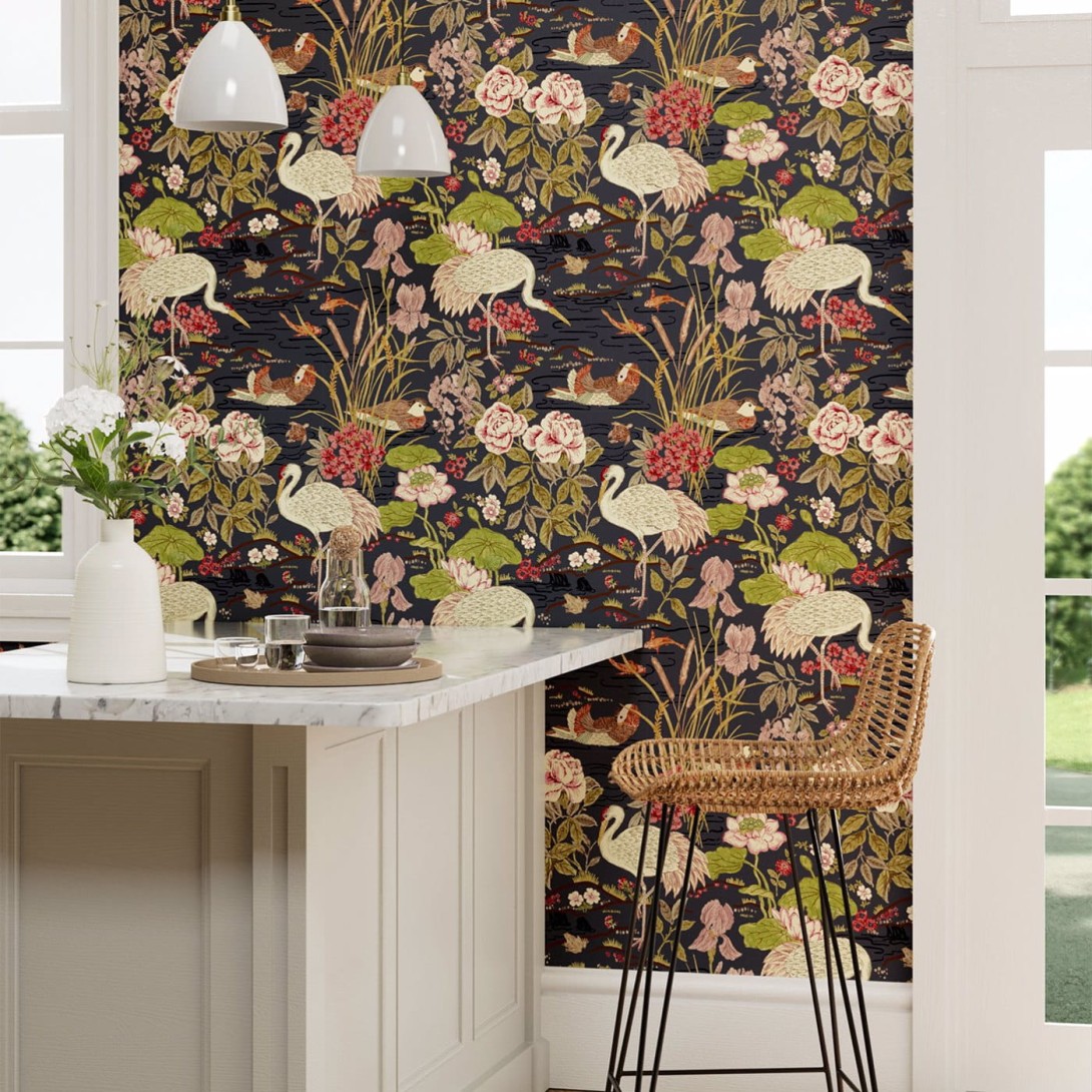 Sanderson 217123 Water Garden Crane & Frog Ink Black/Multi - tapeta ze zwierzętami