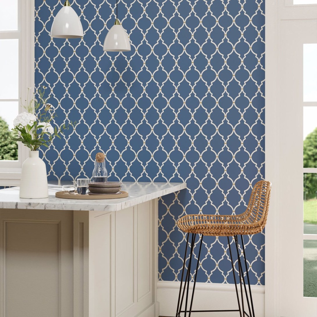 Sanderson 216338 Water Garden Empire Trellis Indigo/Linen - tapeta z koniczyną marokańską