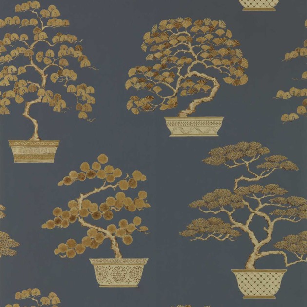 Sanderson 217109 Water Garden Penjing Ink Black/Gold - tapeta z drzewem bonsai