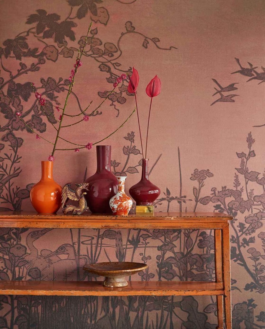 Eijffinger 333472 Emerald Cranes at Dawn Marsala - mural z motywem drzew, żurawi i wody