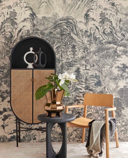 Eijffinger 333473 Emerald Misty Mountain Burgundy - mural z motywem lasu i gór w formie rysunku