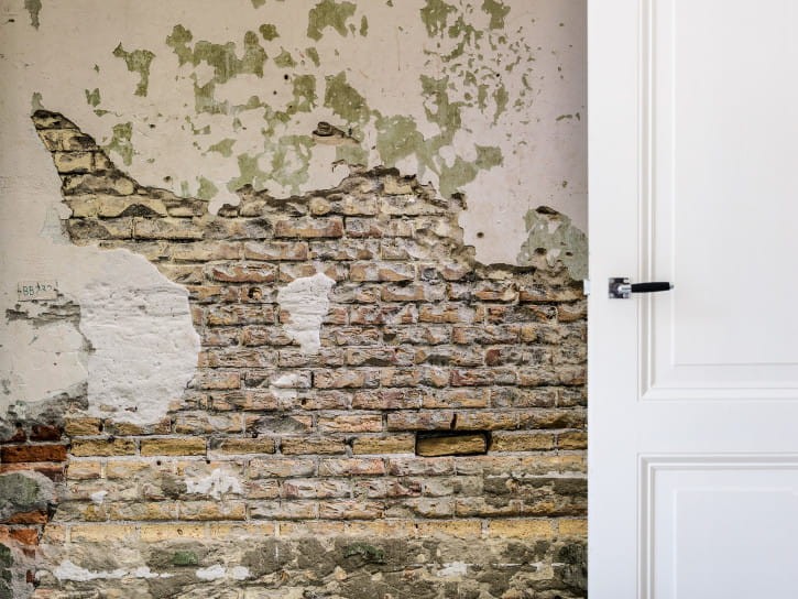 BN 30588 BN Studio Industrial Wall - mural z motywem postarzałej ściany z cegłami i przetarciami betonu