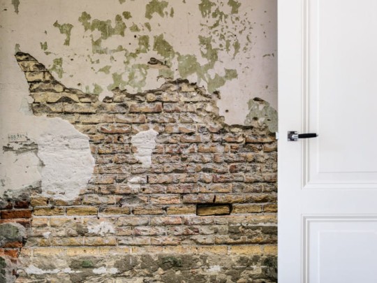 BN 30588 BN Studio Industrial Wall - mural z motywem postarzałej ściany z cegłami i przetarciami betonu
