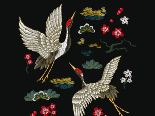 BN 30771 BN Studio Flying Cranes - mural z motywem żurawi na czarnym tle i wyszywanych kwiatów