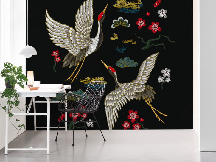 BN 30771 BN Studio Flying Cranes - mural z motywem żurawi na czarnym tle i wyszywanych kwiatów