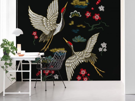 BN 30771 BN Studio Flying Cranes - mural z motywem żurawi na czarnym tle i wyszywanych kwiatów