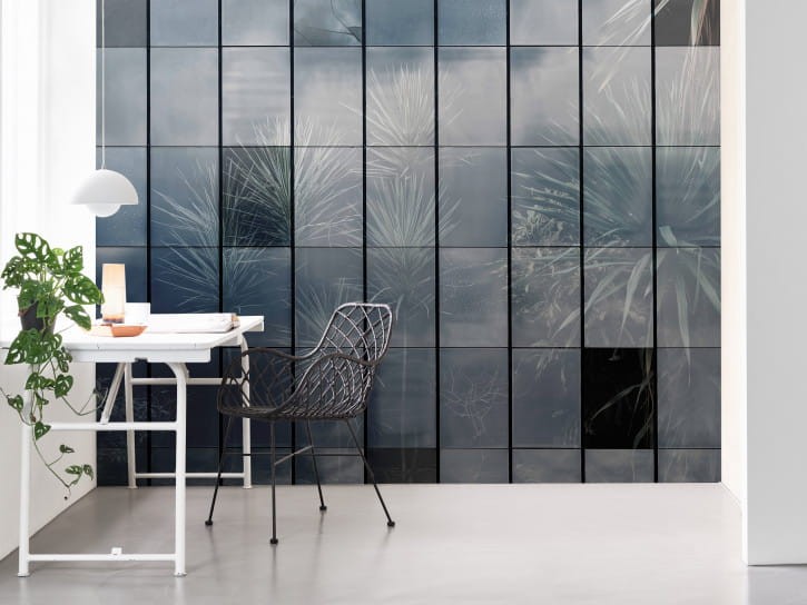 BN 200423 BN Studio Misty Tiles - mural z motywem palm za oknami