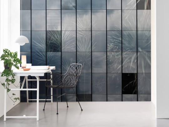 BN 200423 BN Studio Misty Tiles - mural z motywem palm za oknami