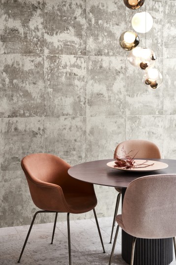 Arte 85502A Metal X Patina Platinum Light Camouflage - tapeta o blokowym wzorze imitującym postarzany tynk
