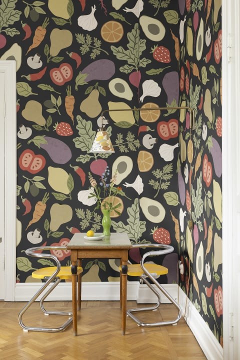 Rebel Walls R19578 Cottage Cool Eat Your Greens Midnight - mural z motywem warzyw i owoców