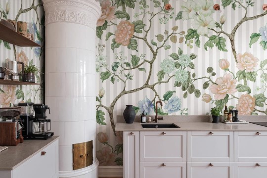 Rebel Walls R18679 Cottage Cool Vintage Rose Stripe White - mural z motywem róż i pasków