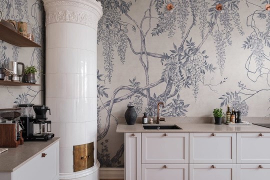 Rebel Walls R18654 Cottage Core Wisteria Tree Dusty Blue - mural z motywem glicynii