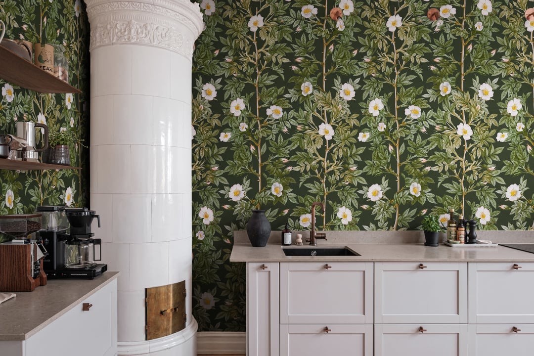 Rebel Walls R18703 Cottage Core Rose Hip Midnight - mural w kwiaty