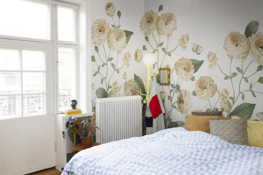 Rebel Walls R18692 Cottage Core Sweet Buttercups Sand - mural z motywem jaskrów