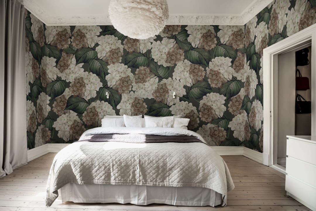Rebel Walls R18677 Cottage Core Hydrangea Midnight - mural w kwiaty hortensji