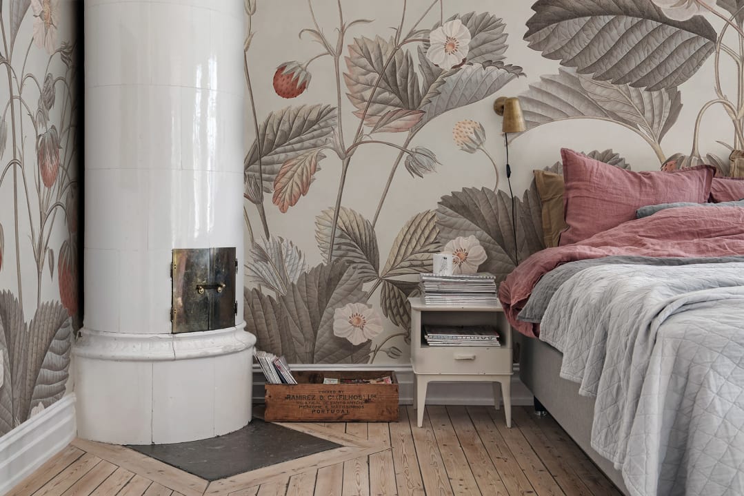 Rebel Walls R18695 Cottage Core Wild Strawberries Vintage - mural o wzorze truskawek i poziomek