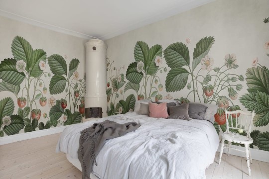 Rebel Walls R18697 Cottage Core Wild Strawberries Green - mural o wzorze truskawek i poziomek