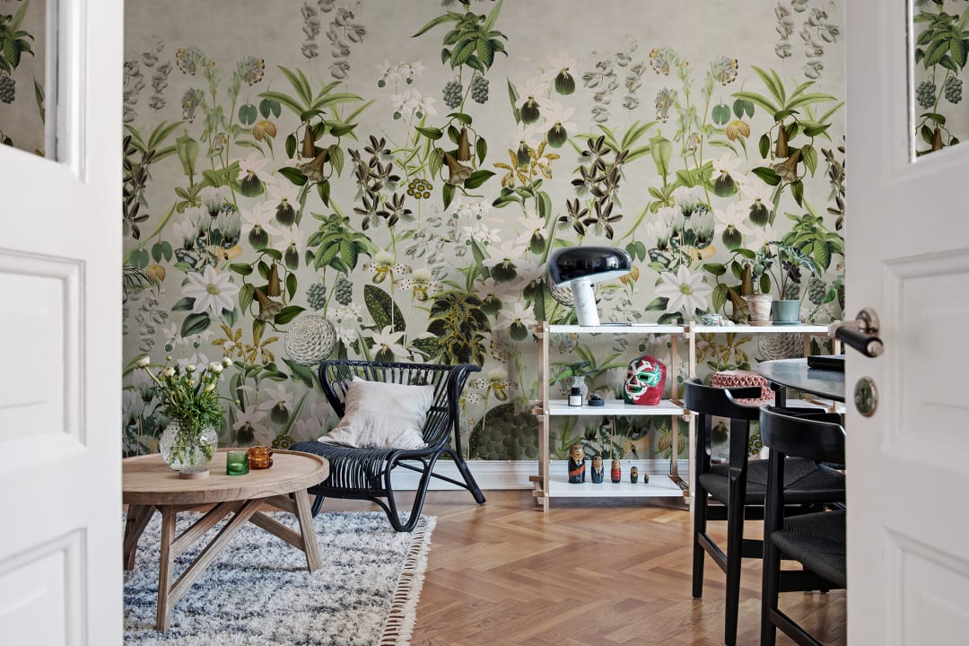 Rebel Walls R17162 Moss & Coral Alice’s Garden Dusk - mural z motywem ogrodu