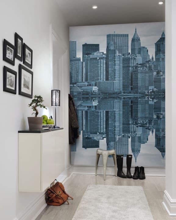 Rebel Walls R12171 Panorama Reflections - mural z widokiem na miasto odbite w wodzie