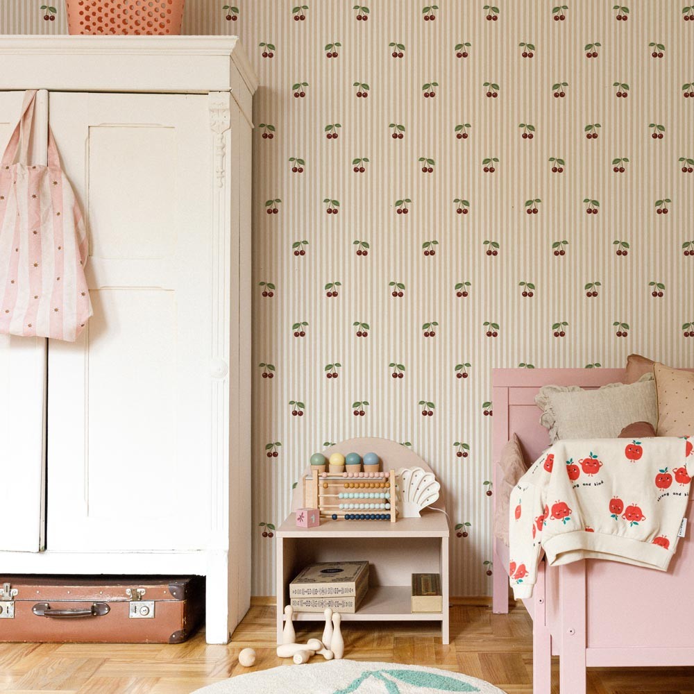 Dekornik DEKO.TAP.389 Little Cherries on Pink Stripes - tapeta w wisienki