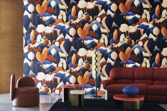 Casamance 71330315 Exploration Orée Bleu électrique/acajou - welurowa tapeta w leśny krajobraz