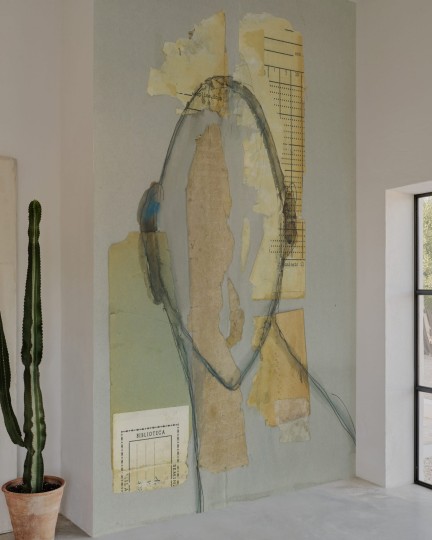 Wall & Deco Contemporary 2024 WDAC2402 L’Archivista - mural artystyczny z zarysem sylwetki