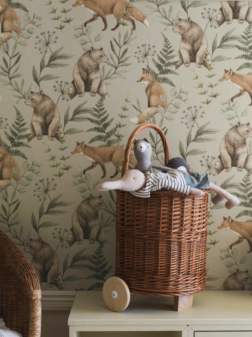 Boras Tapeter 6921 Newbie Wild Forest Beige - tapeta w liski i niedźwiadki pośród liści
