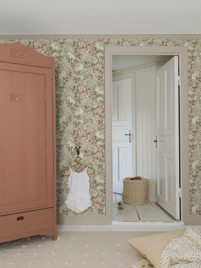 Boras Tapeter 6931 Newbie Magic Forest Green - tapeta magiczny las z zającami i roślinnością