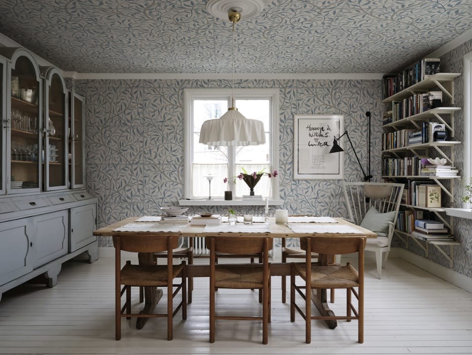 Sandberg S10406 Tidlosa Emmie Misty Blue - mural w liście na tle kraty