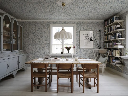 Sandberg S10406 Tidlosa Emmie Misty Blue - mural w liście na tle kraty