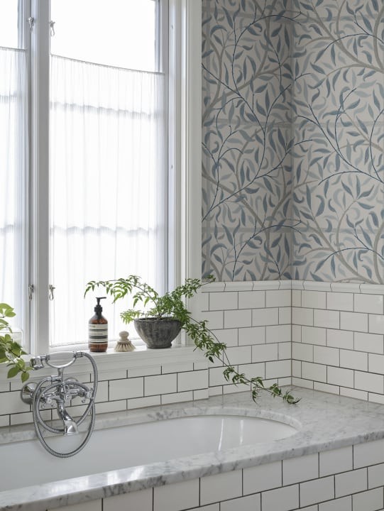 Sandberg S10406 Tidlosa Emmie Misty Blue - mural w liście na tle kraty