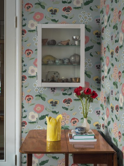 Boras Tapeter 9569W Studio Collabs Astrid Wilson Posy Blue - mural wiosenne kwiaty